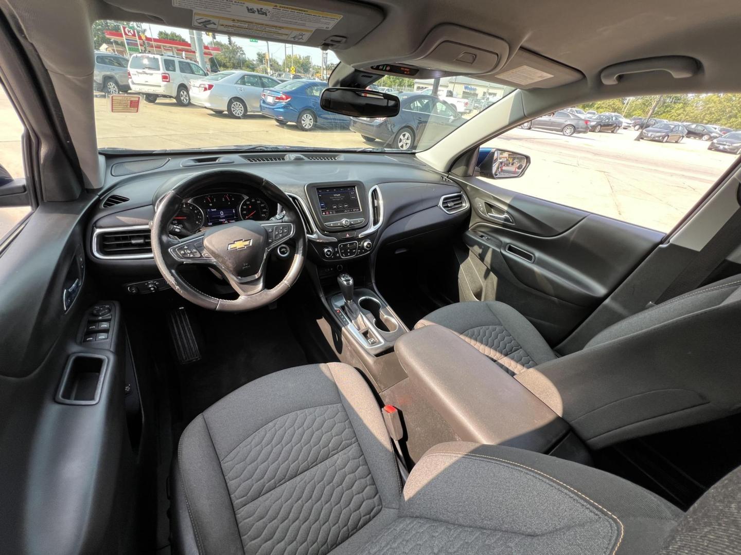 2020 /Mosaic Black Metallic Chevrolet Equinox LT 1.5 2WD (2GNAXKEV0L6) with an 1.5L L4 DIR DOHC 16V TURBO engine, 6A transmission, located at 104 1st Avenue, Silvis, IL, 61282, (309) 755-9511, 41.515156, -90.425377 - Photo#4