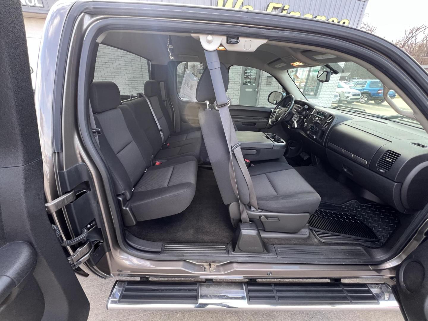 2012 Blue Granite Metallic /Ebony Cloth Interior Chevrolet Silverado 1500 LT Ext. Cab Long Box 4WD (1GCRKSE79CZ) with an 5.3L V8 OHV 16V FFV engine, 6-Speed Automatic transmission, located at 104 1st Avenue, Silvis, IL, 61282, (309) 755-9511, 41.515156, -90.425377 - Photo#6