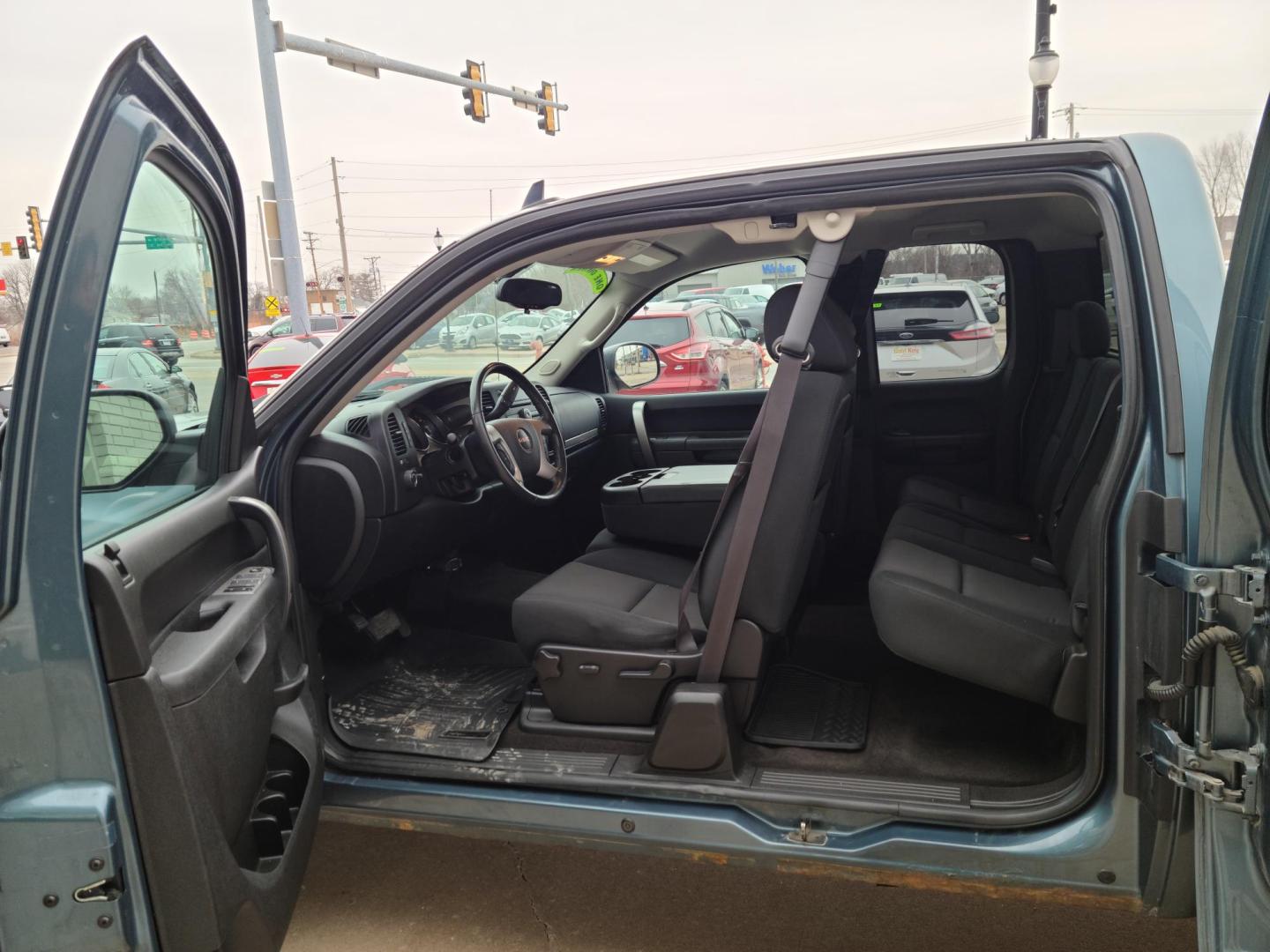 2013 Gray GMC Sierra 1500 SLE Ext. Cab 4WD (1GTR2VE76DZ) with an 5.3L V8 OHV 16V FFV engine, 6-Speed Automatic transmission, located at 104 1st Avenue, Silvis, IL, 61282, (309) 755-9511, 41.515156, -90.425377 - Photo#4