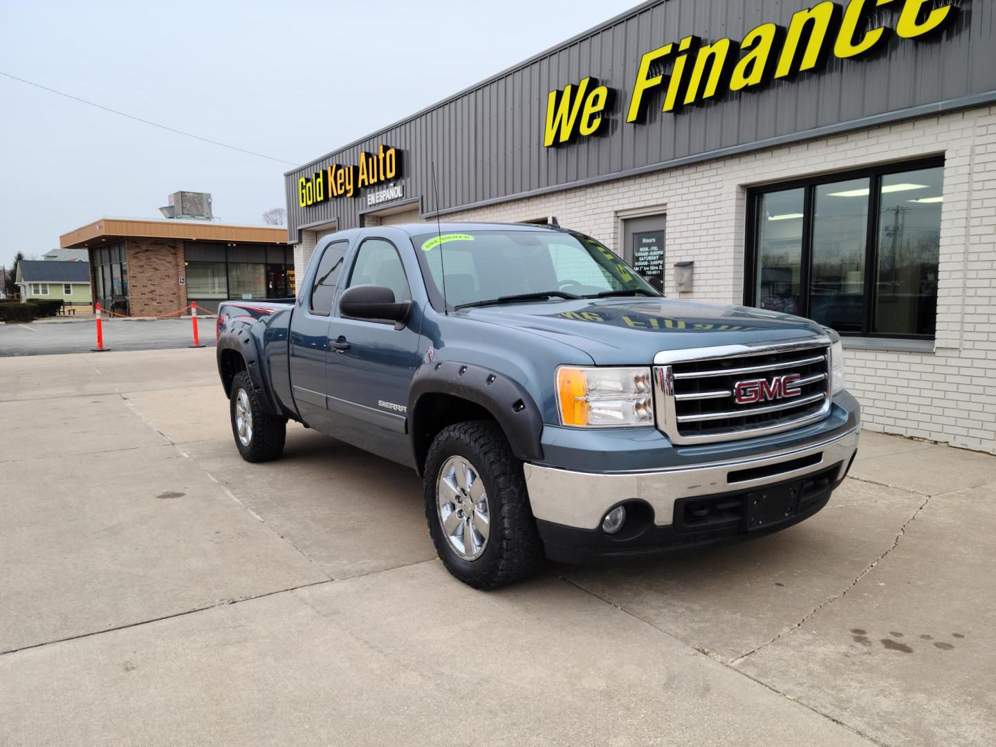 2013 Gray GMC Sierra 1500 SLE Ext. Cab 4WD (1GTR2VE76DZ) with an 5.3L V8 OHV 16V FFV engine, 6-Speed Automatic transmission, located at 104 1st Avenue, Silvis, IL, 61282, (309) 755-9511, 41.515156, -90.425377 - Photo#0