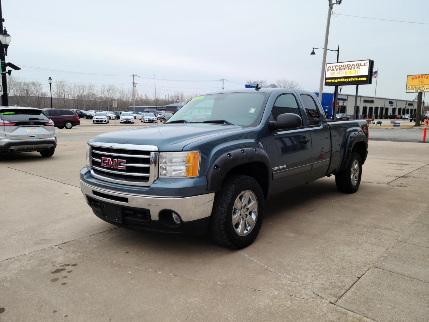 2013 Gray GMC Sierra 1500 SLE Ext. Cab 4WD (1GTR2VE76DZ) with an 5.3L V8 OHV 16V FFV engine, 6-Speed Automatic transmission, located at 104 1st Avenue, Silvis, IL, 61282, (309) 755-9511, 41.515156, -90.425377 - Photo#1