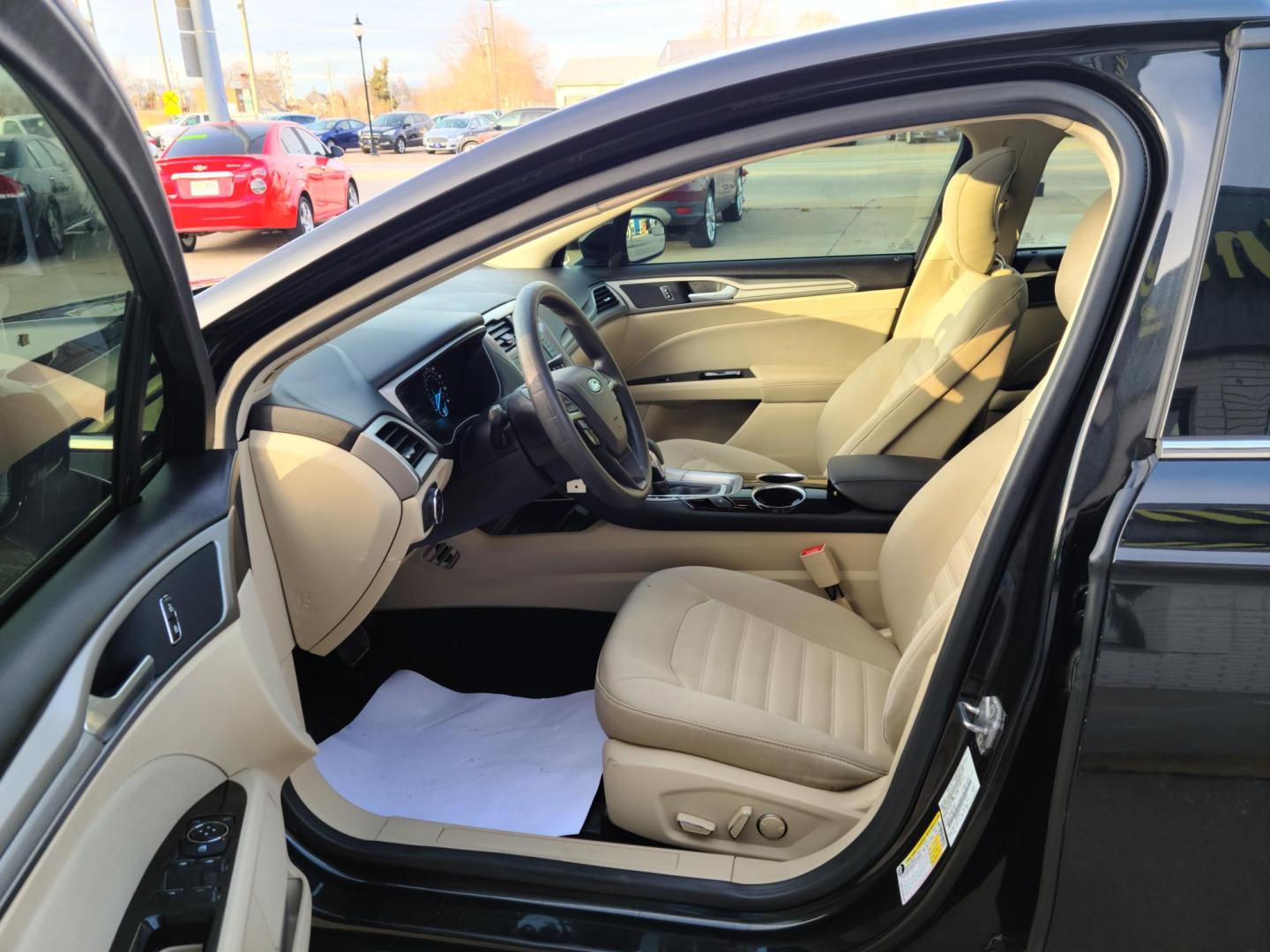 2013 Black /Tan Ford Fusion SE (3FA6P0H72DR) with an 2.5L L4 DOHC 16V engine, located at 104 1st Avenue, Silvis, IL, 61282, (309) 755-9511, 41.515156, -90.425377 - Photo#4