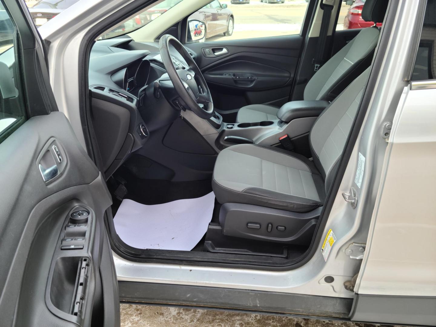 2014 Silver Ford Escape SE FWD (1FMCU0GX1EU) with an 1.6L L4 DOHC 16V engine, 6-Speed Automatic transmission, located at 104 1st Avenue, Silvis, IL, 61282, (309) 755-9511, 41.515156, -90.425377 - Photo#4