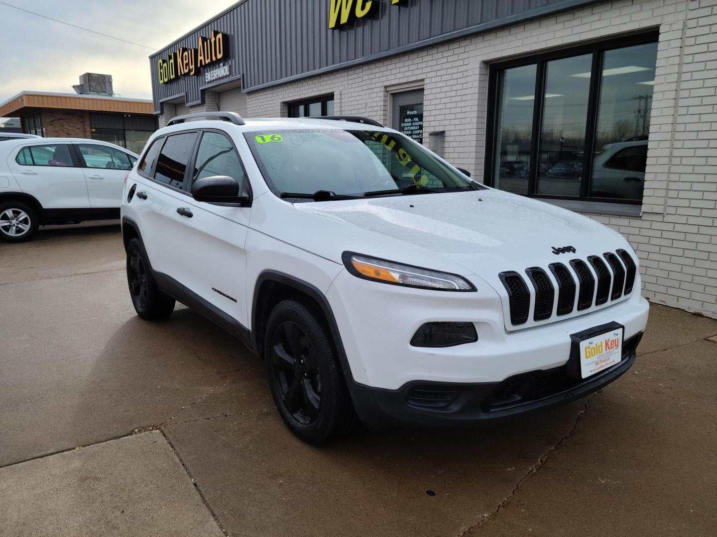 2016 Jeep Cherokee Sport 4WD (1C4PJMAS8GW) with an 3.2L V6 DOHC 24V engine, 9A transmission, located at 104 1st Avenue, Silvis, IL, 61282, (309) 755-9511, 41.515156, -90.425377 - Photo#0